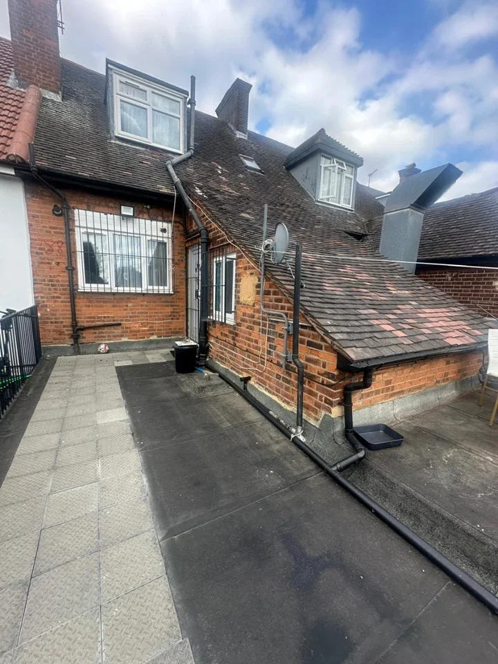 Flat Green Lane in Greater London