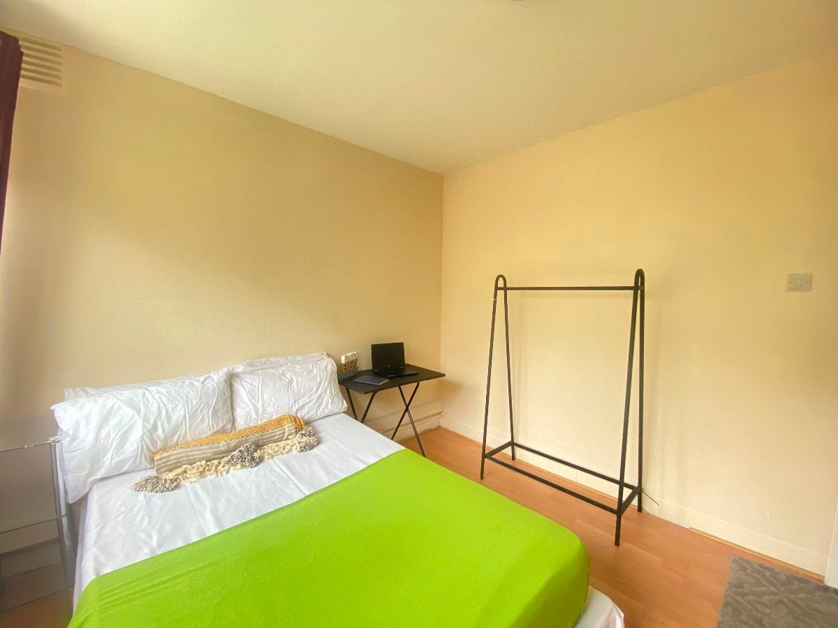 Flat Mellish Street in Greater London