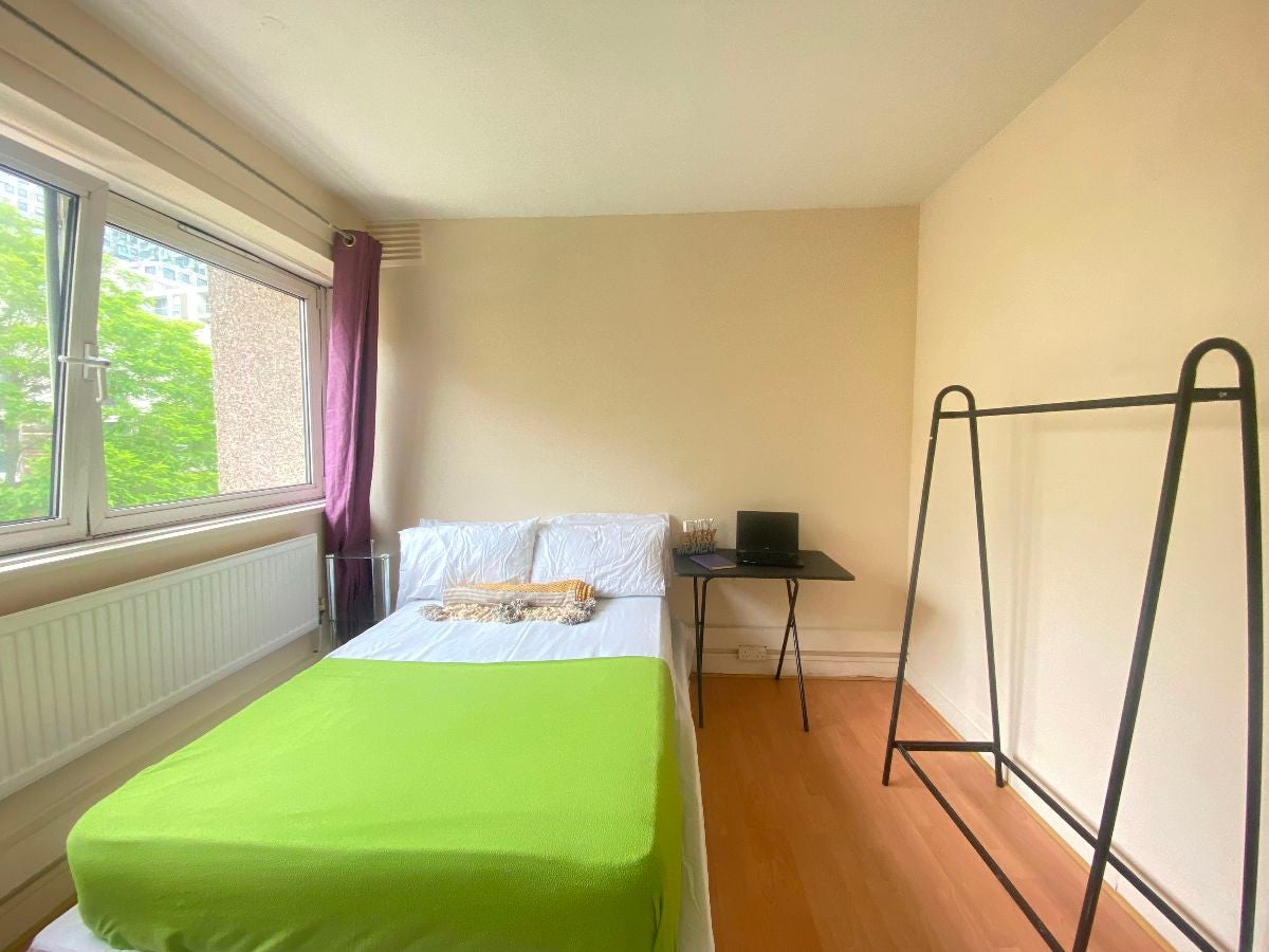 Flat Mellish Street in Greater London