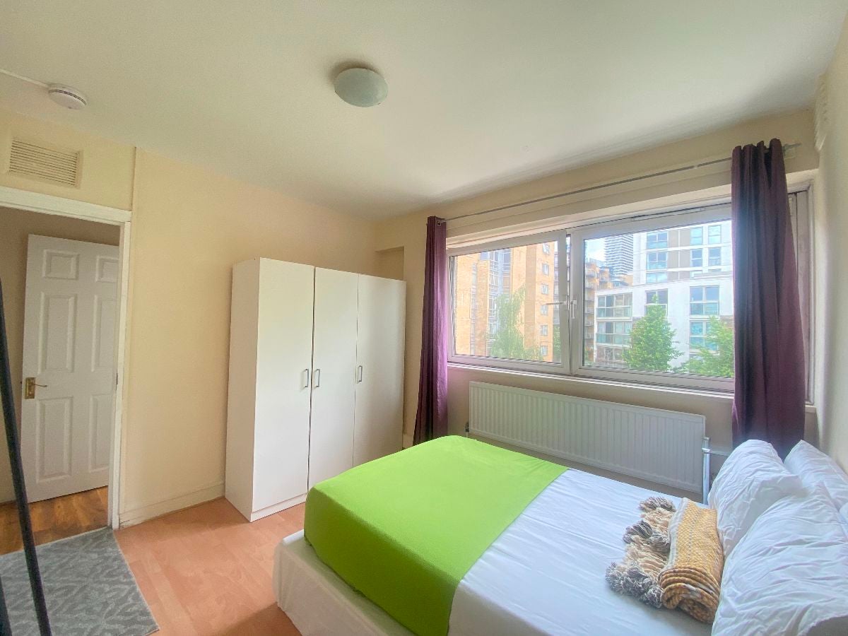 Flat Mellish Street in Greater London