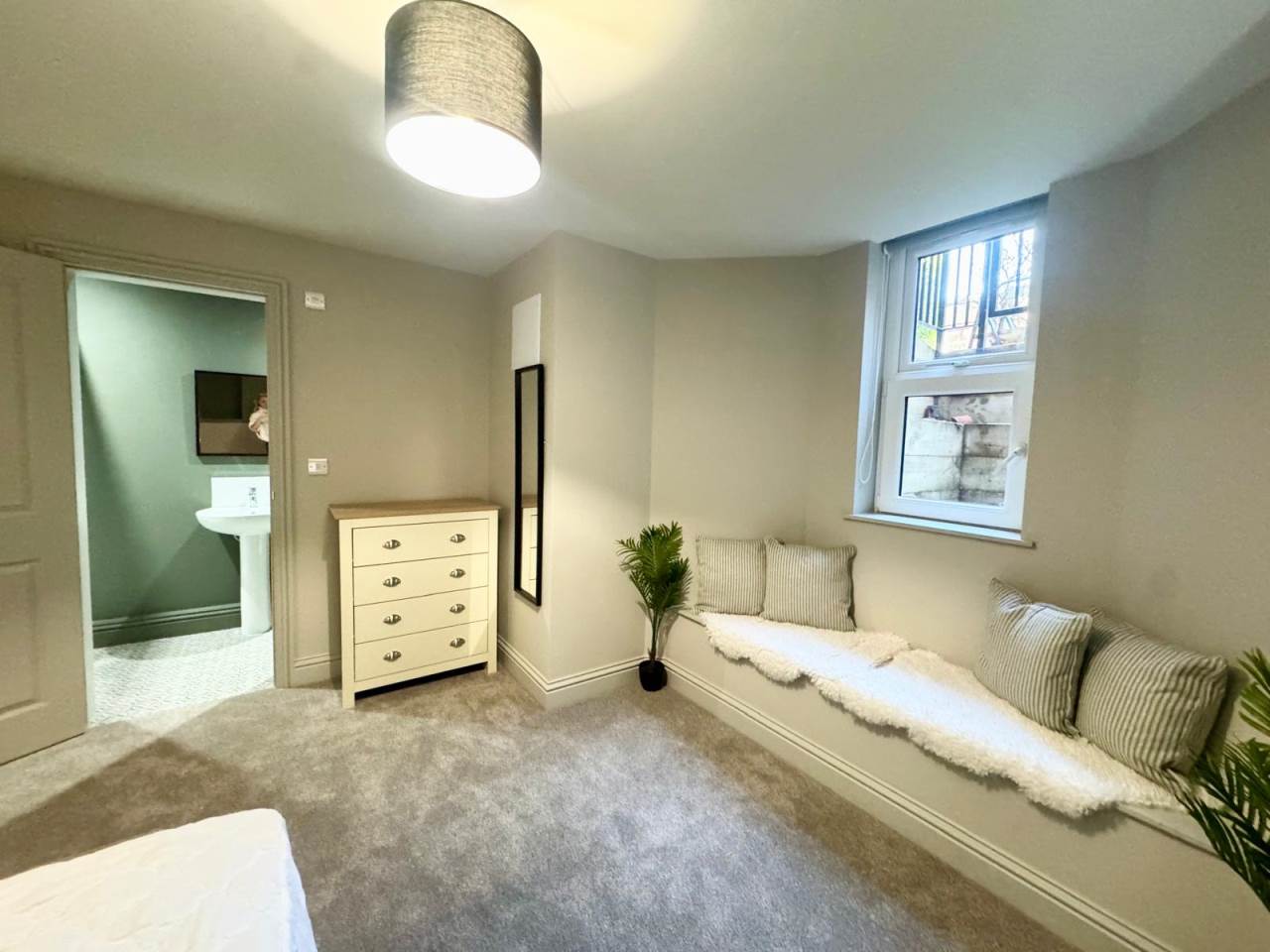 Room Bankfield Road in Leeds