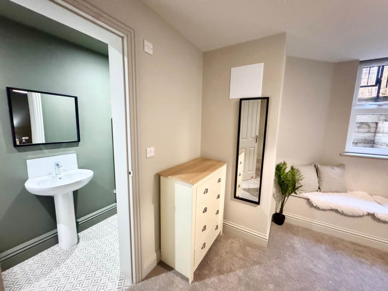 Room Bankfield Road in Leeds