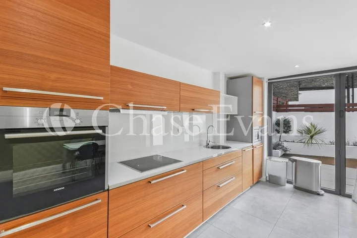 Flat Prideaux Road in Greater London