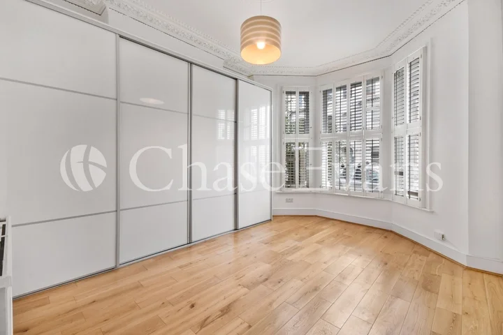 Flat Prideaux Road in Greater London