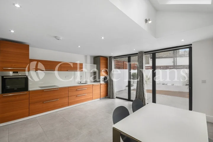 Flat Prideaux Road in Greater London