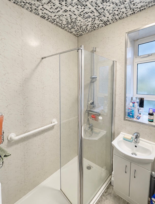Room Grosvenor Road in City of Westminster