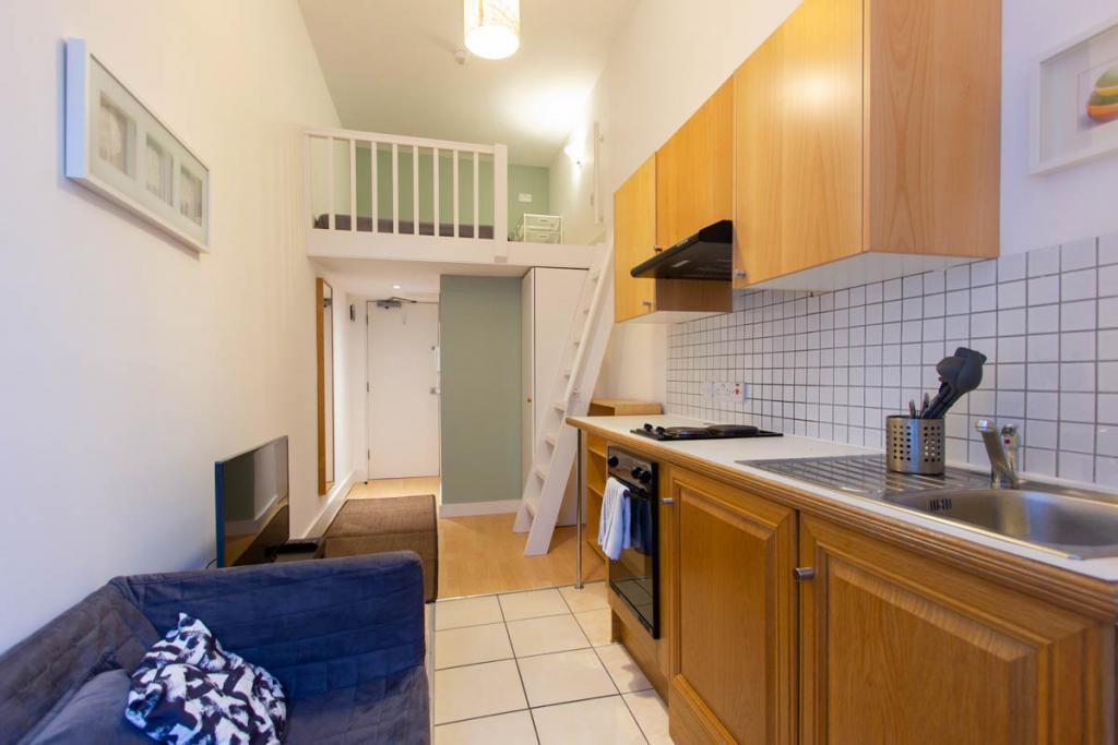 Flat Penywern Road in Greater London