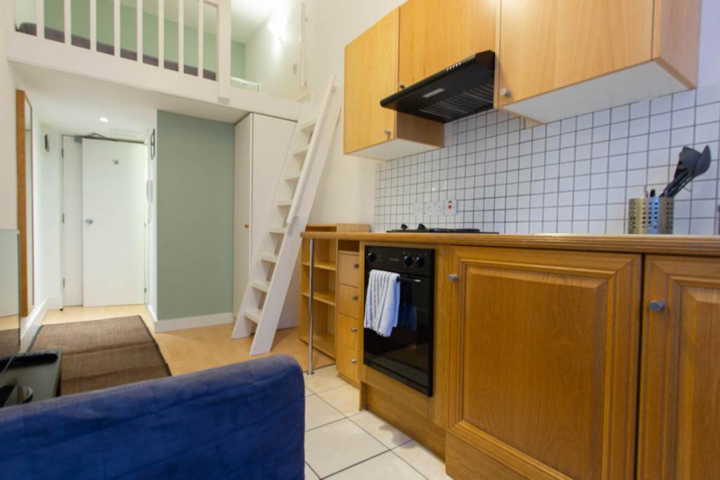 Flat Penywern Road in Greater London