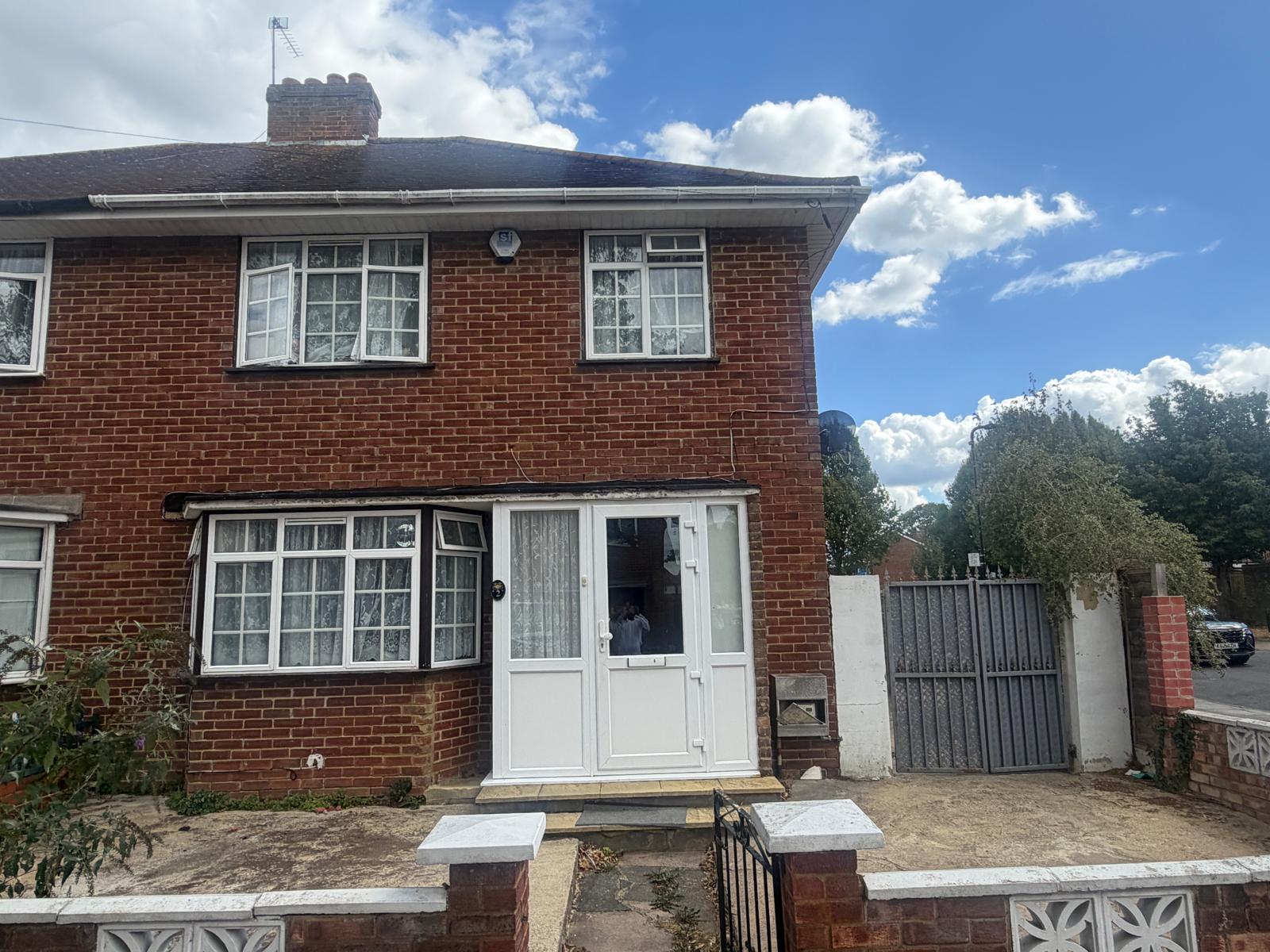 House Bournemead Close in London