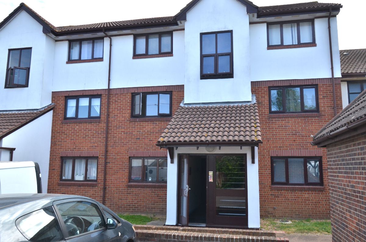 Flat Vexil Close in Purfleet-on-Thames