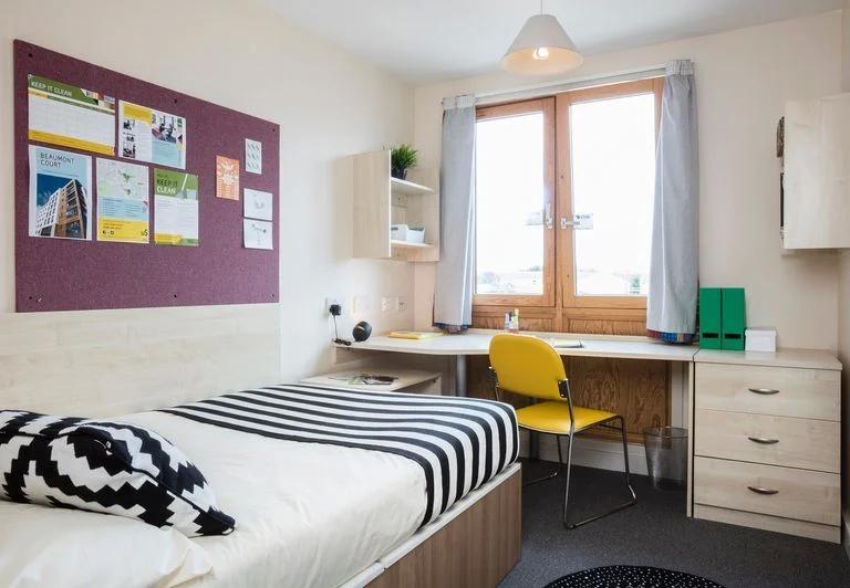 Room College Grove in Greater London