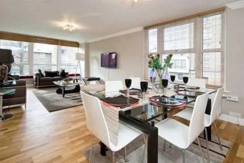 Flat Middlefield in London