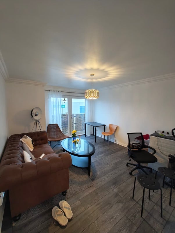 Room Dawson Road in Glasgow