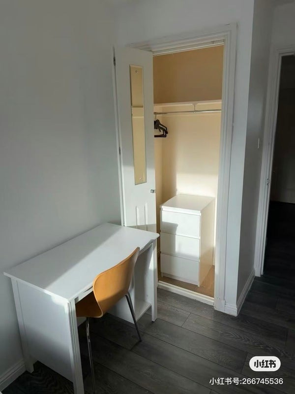 Room Dawson Road in Glasgow