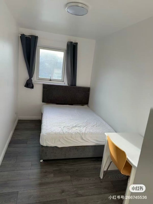 Room Dawson Road in Glasgow