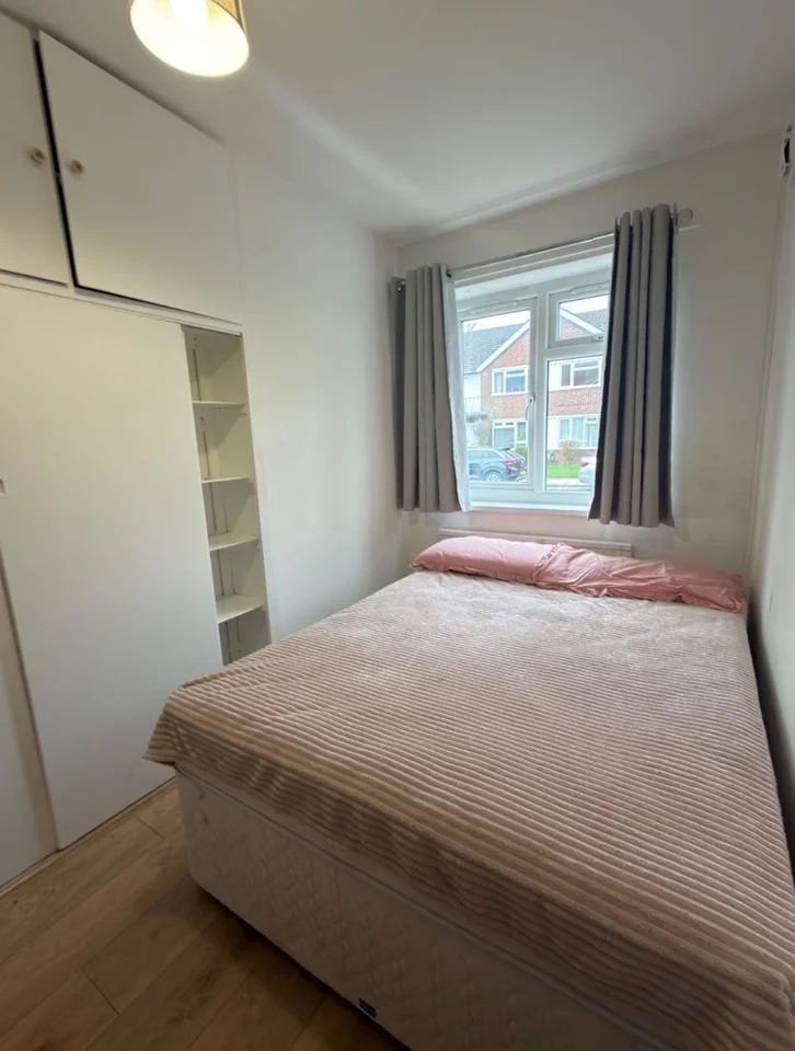 Room Oakenshaw Close in Greater London