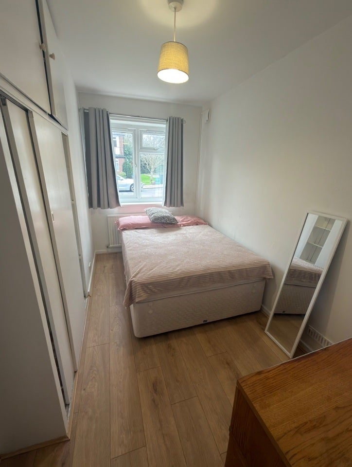 Room Oakenshaw Close in Greater London