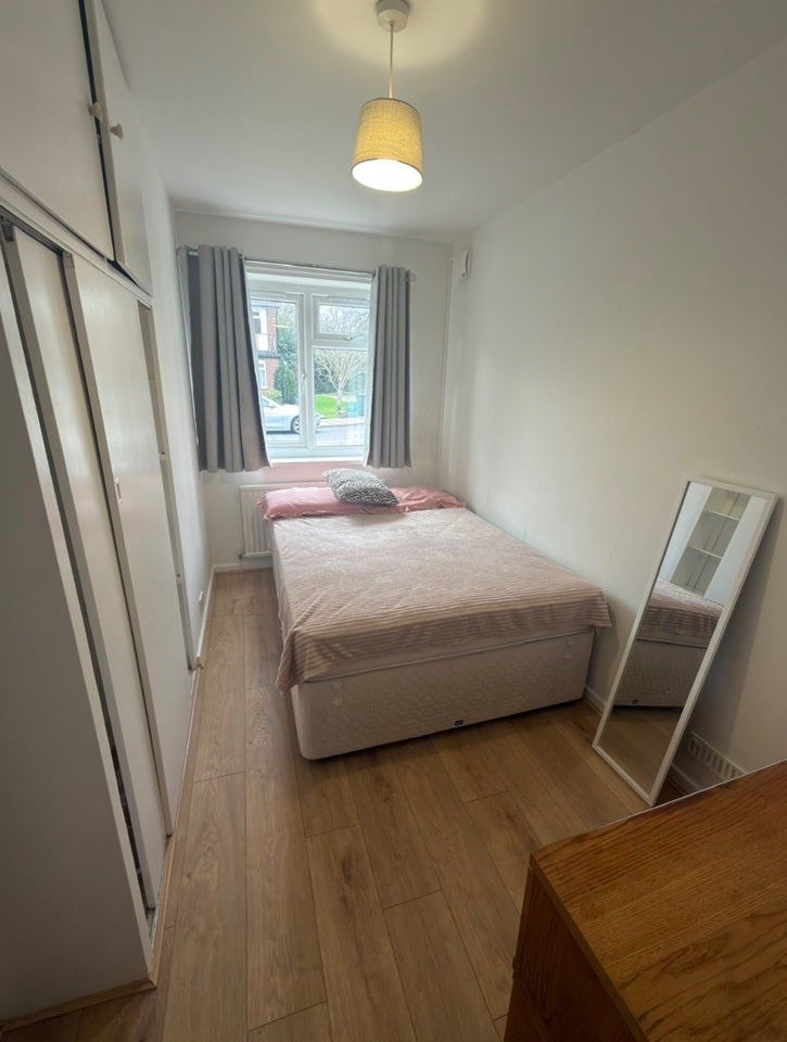 Room Oakenshaw Close in Greater London
