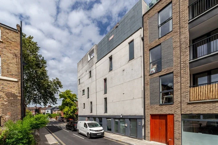 Flat Spurstowe Terrace in Greater London