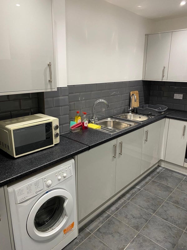 Room Boreham Road in Greater London