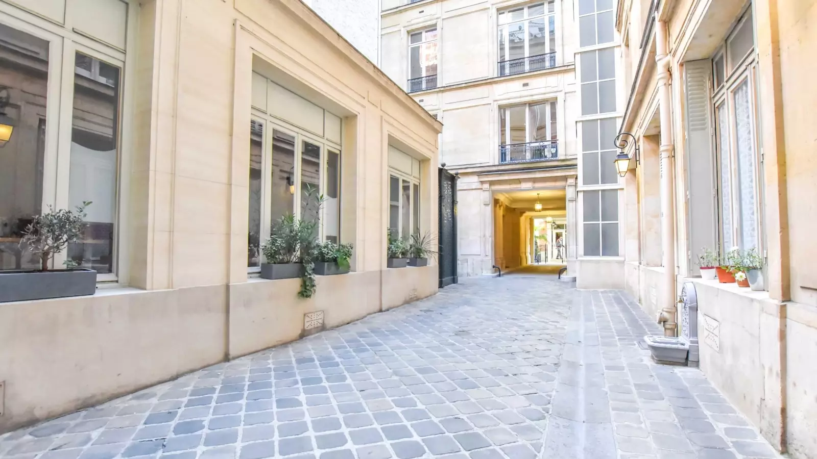 Flat Rue de Marignan in Paris