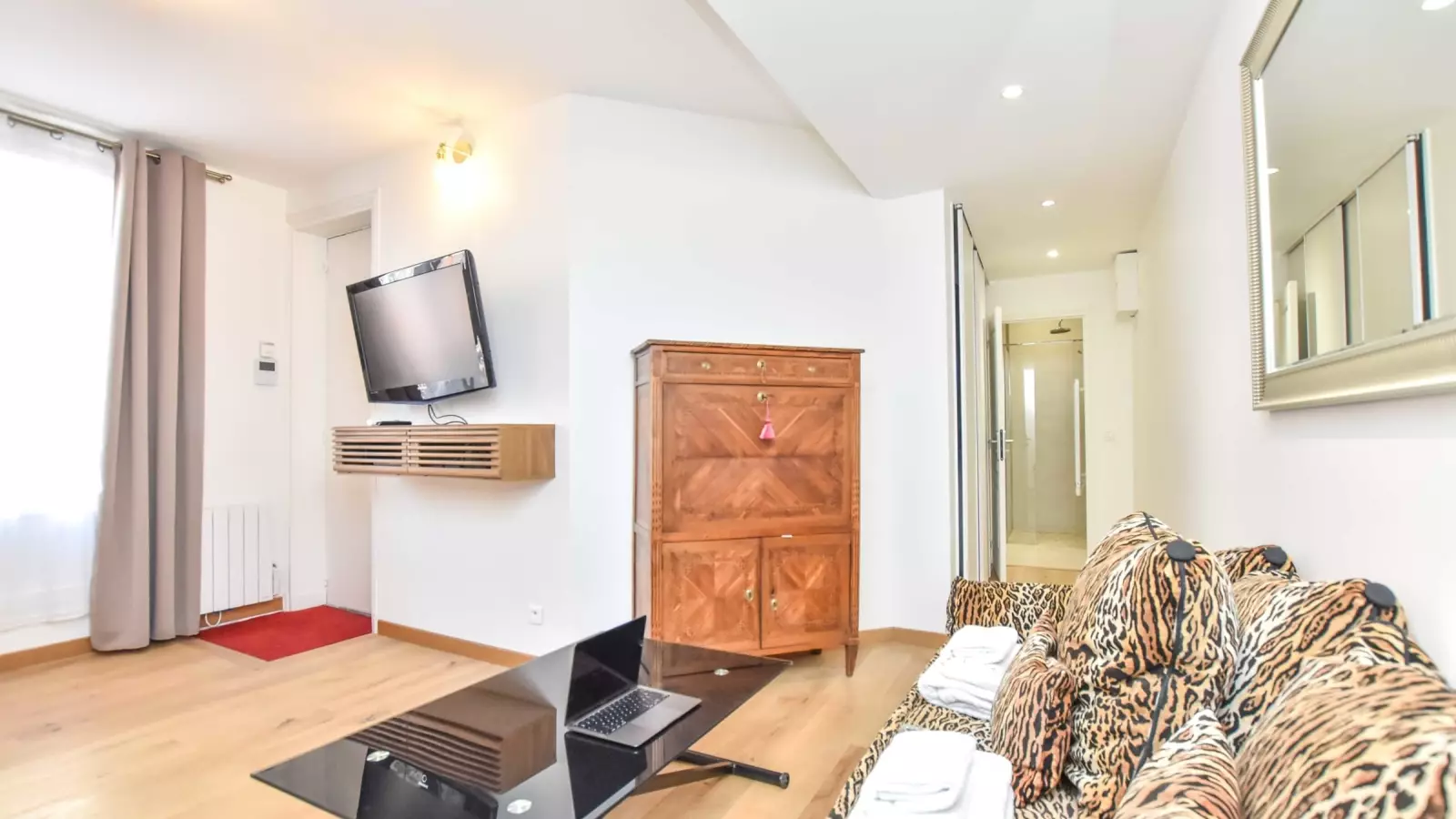 Flat Rue de Marignan in Paris