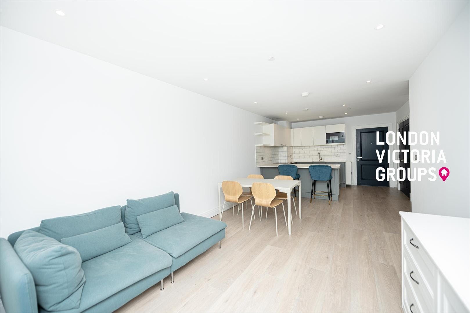 Flat Ealing Broadway Shopping in London