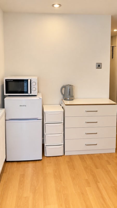 Room St Albans Avenue in Greater London