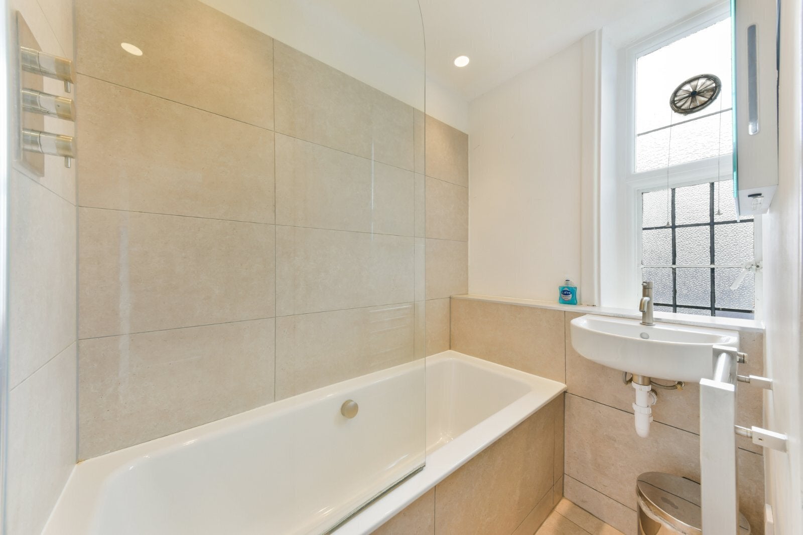 Room Vauxhall Bridge Road in City of Westminster