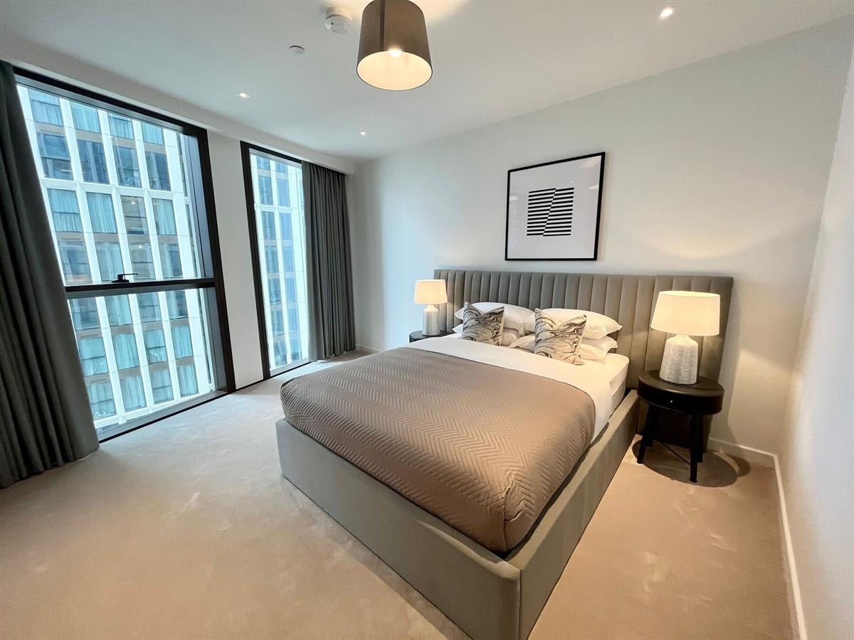 Flat Carnation Way in Greater London