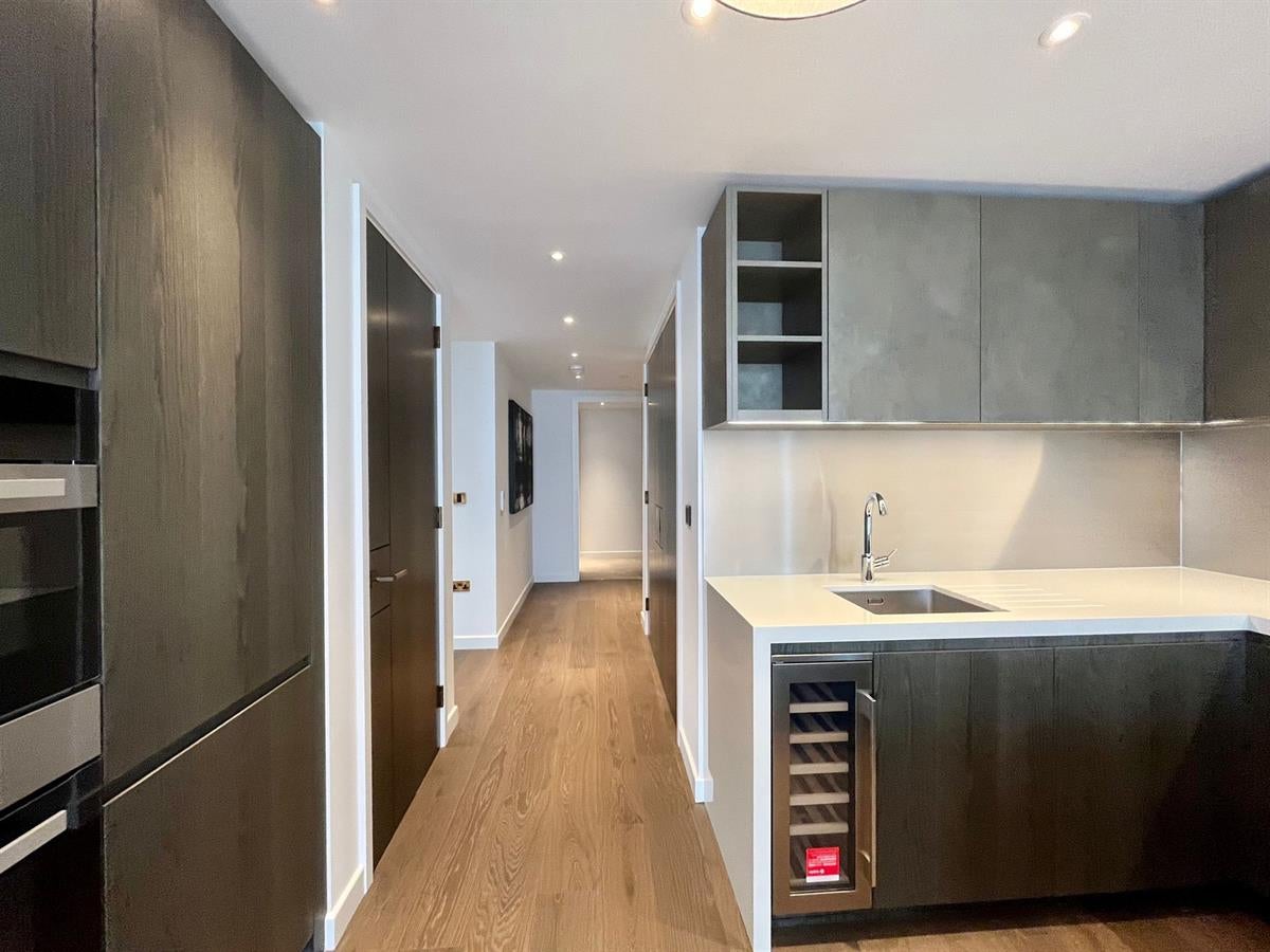 Flat Carnation Way in Greater London