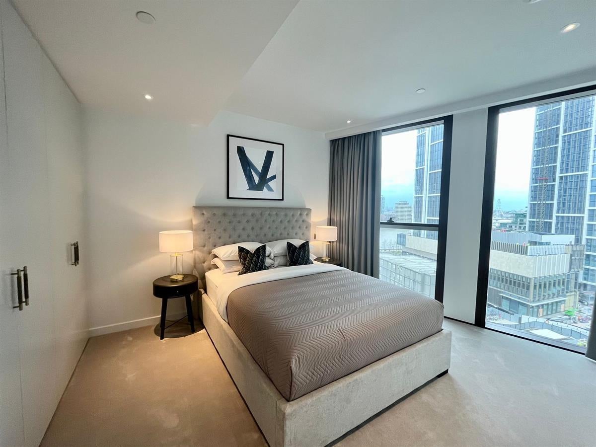 Flat Carnation Way in Greater London