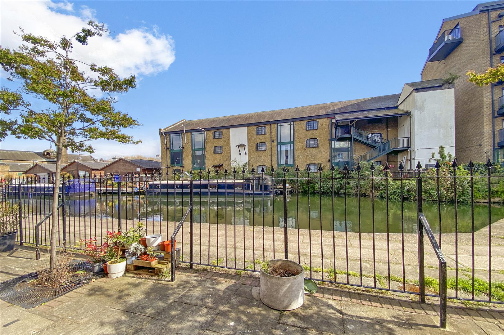 Flat Twig Folly Close in Greater London