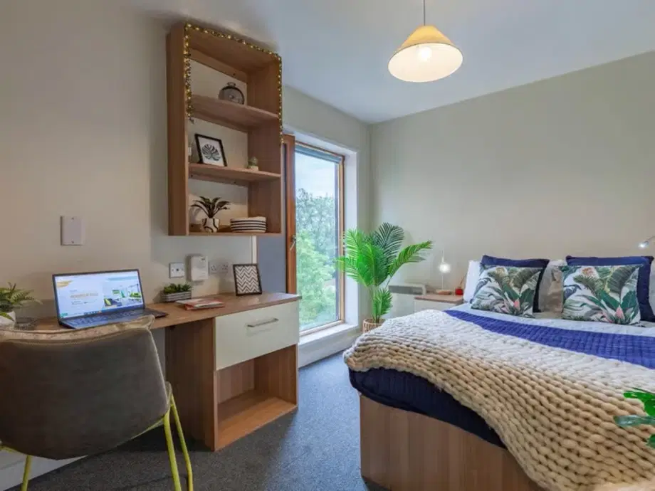Flat Crown Place in Reading