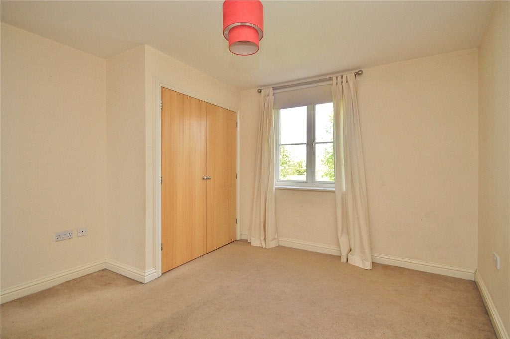 Flat Redding Way in Woking