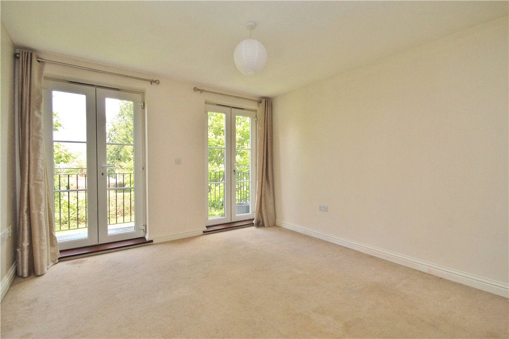 Flat Redding Way in Woking
