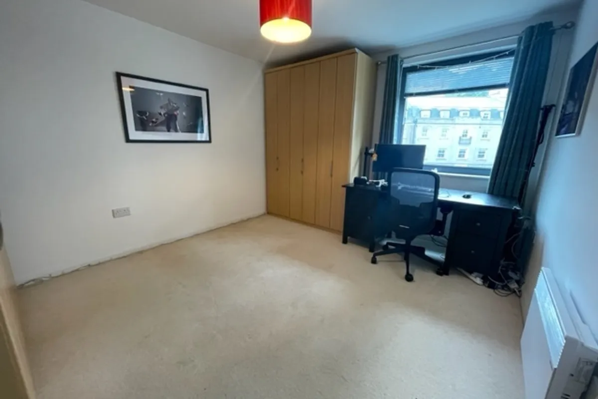 Flat Deanery Road in Bristol