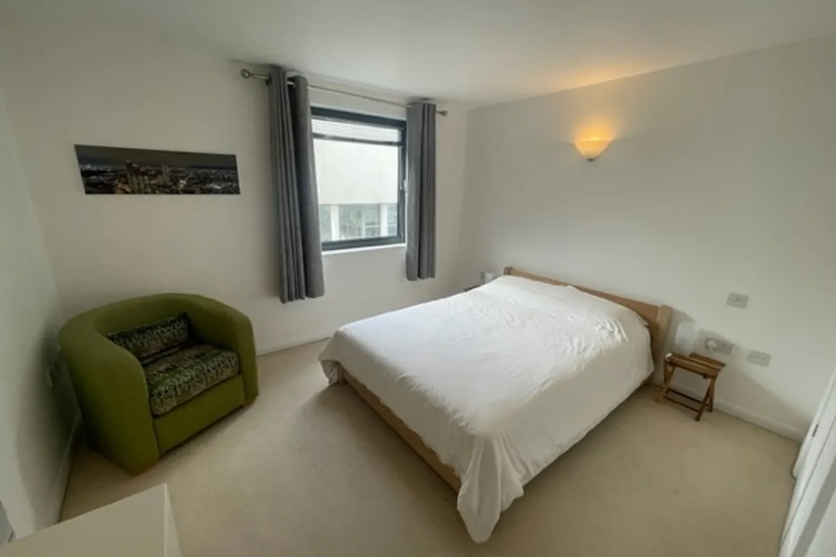 Flat Deanery Road in Bristol