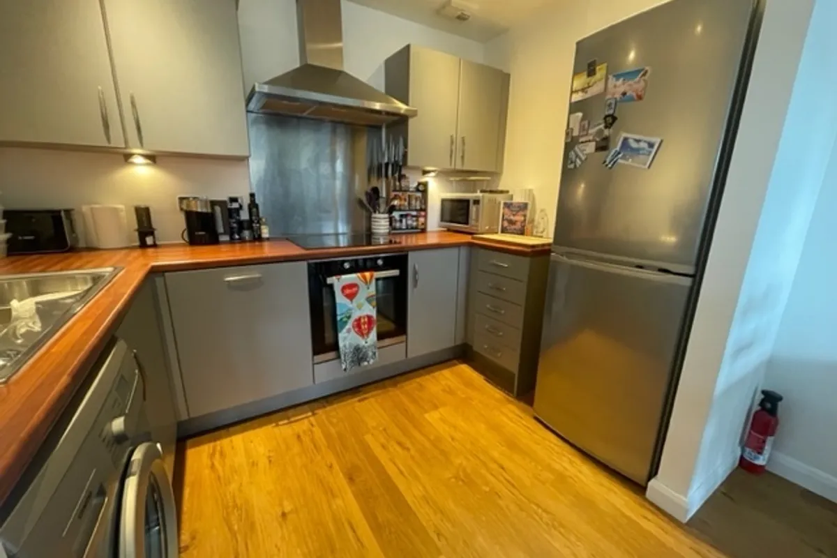 Flat Deanery Road in Bristol