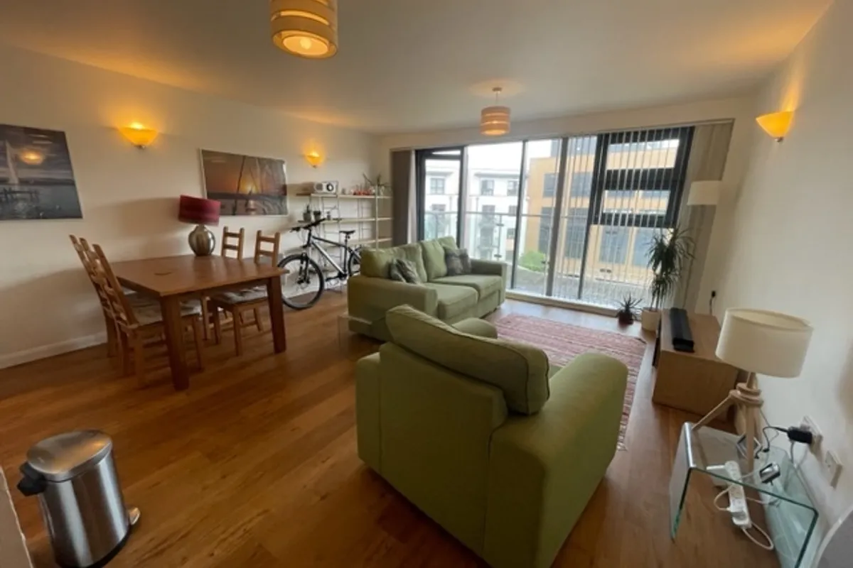 Flat Deanery Road in Bristol