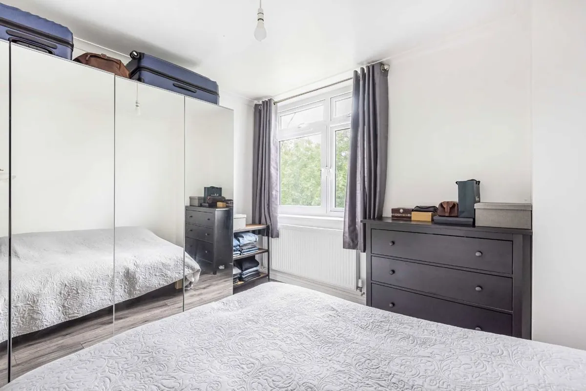 Flat Strathdon Drive in Greater London