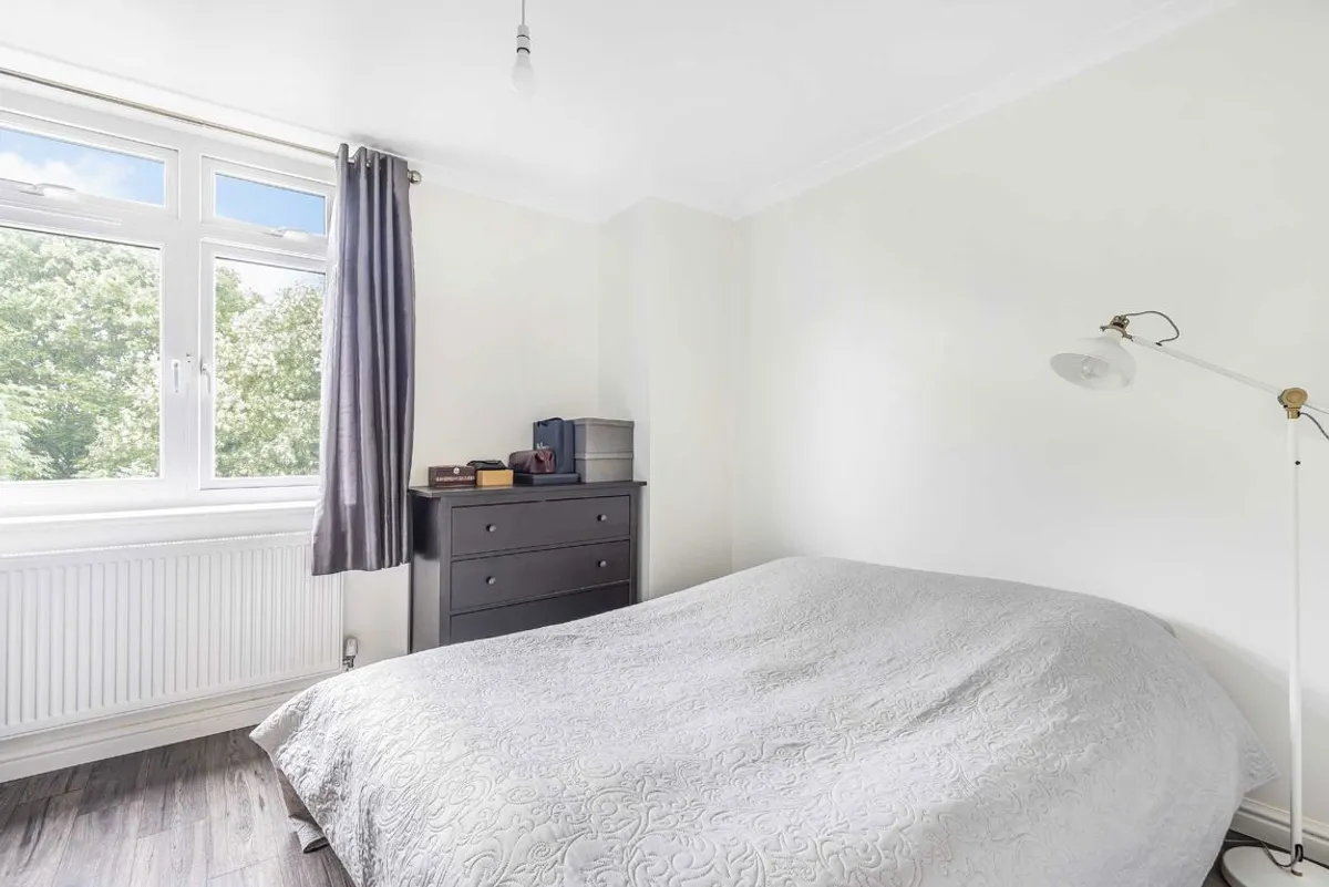 Flat Strathdon Drive in Greater London