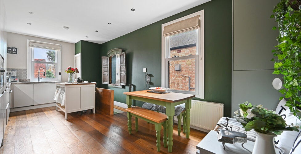 Flat Pembury Road in Greater London