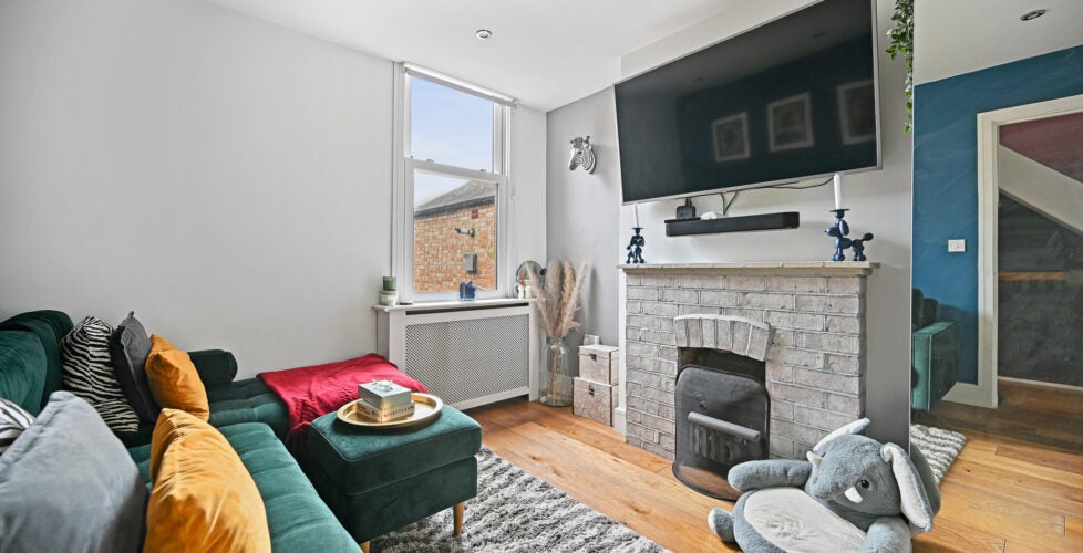 Flat Pembury Road in Greater London