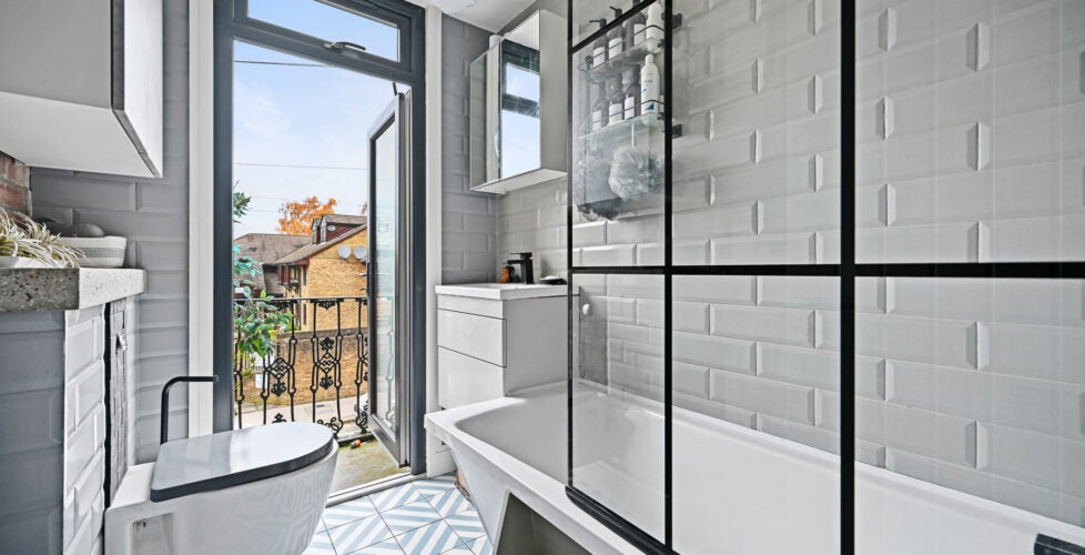 Flat Pembury Road in Greater London
