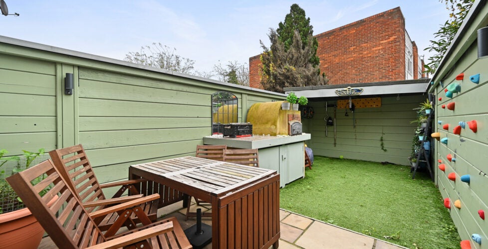 Flat Pembury Road in Greater London