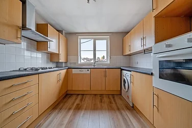 Flat Alwyne Road in Greater London