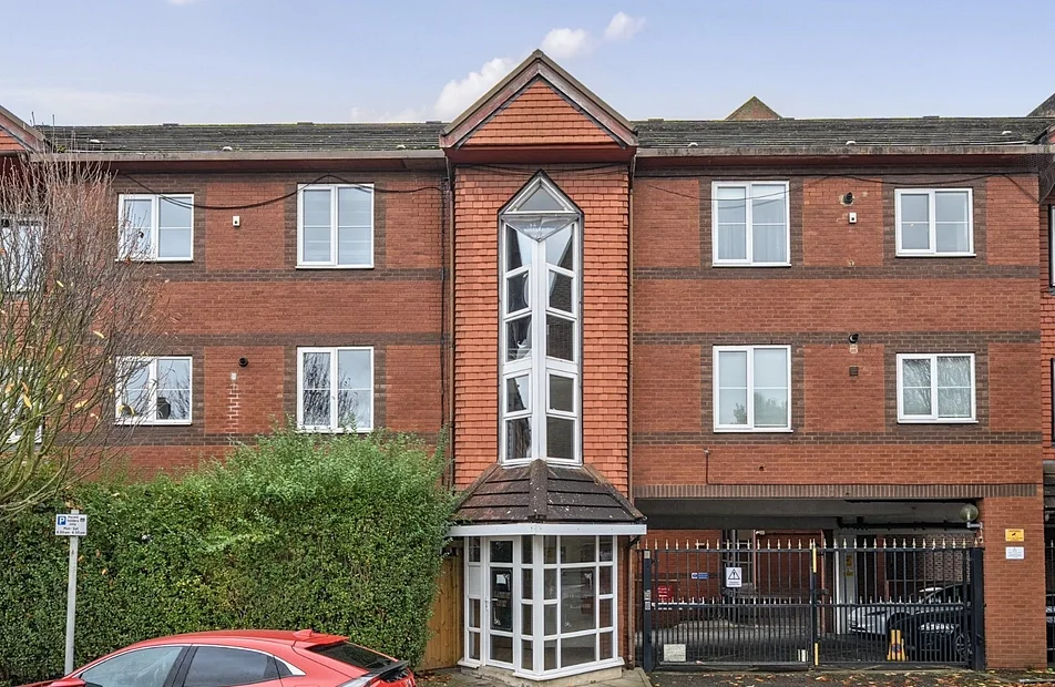 Flat Alwyne Road in Greater London