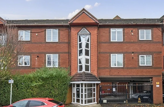 Flat Alwyne Road in Greater London