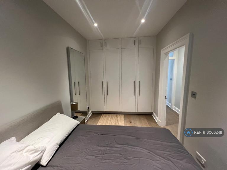 Flat Warwick Square in City of Westminster